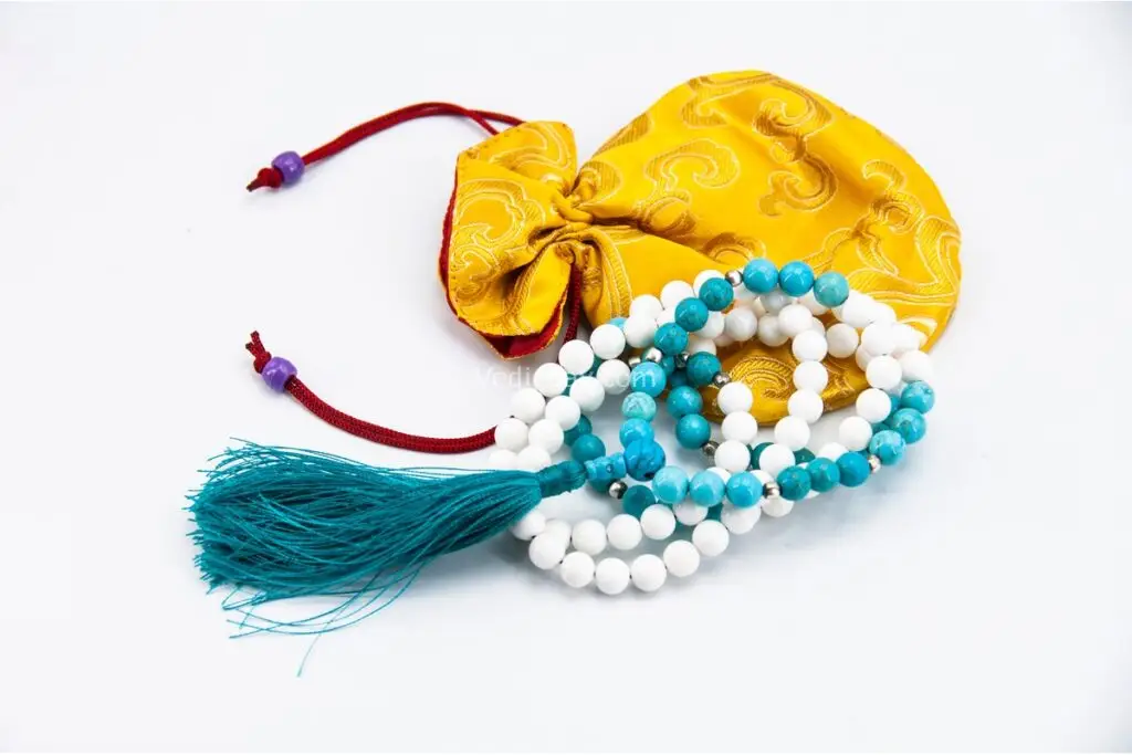 Conch Shell & Turquoise Prayer Beads – handcrafted 108-bead mala made from natural conch shell and turquoise stones, symbolizing purity, protection, and spiritual balance. Ideal for mantra chanting, meditation, and healing rituals.