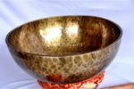 Large Handmade Singing Bowl – Antique Look – Standing Sound Bowl from Nepal – Includes Felt Drum and Leather Striker – Ideal for Chakra Healing and Meditation