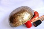 Large Handmade Singing Bowl – Antique Look – Standing Sound Bowl from Nepal – Includes Felt Drum and Leather Striker – Ideal for Chakra Healing and Meditation