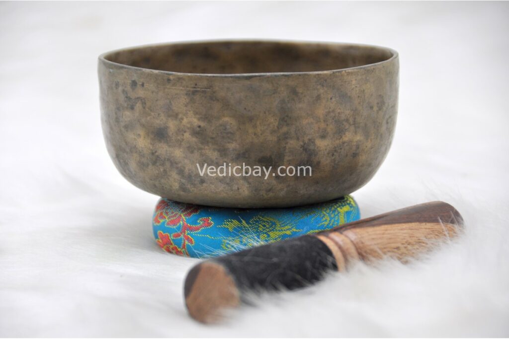 Antique Tibetan Thadobati singing bowl with straight walls and flat base – 4 inch Himalayan bowl